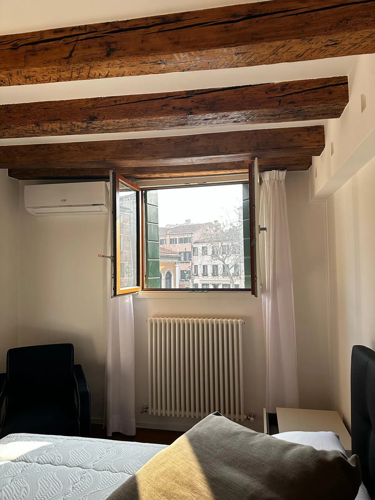 Posa finestre a Campo San Giacomo (Venezia)