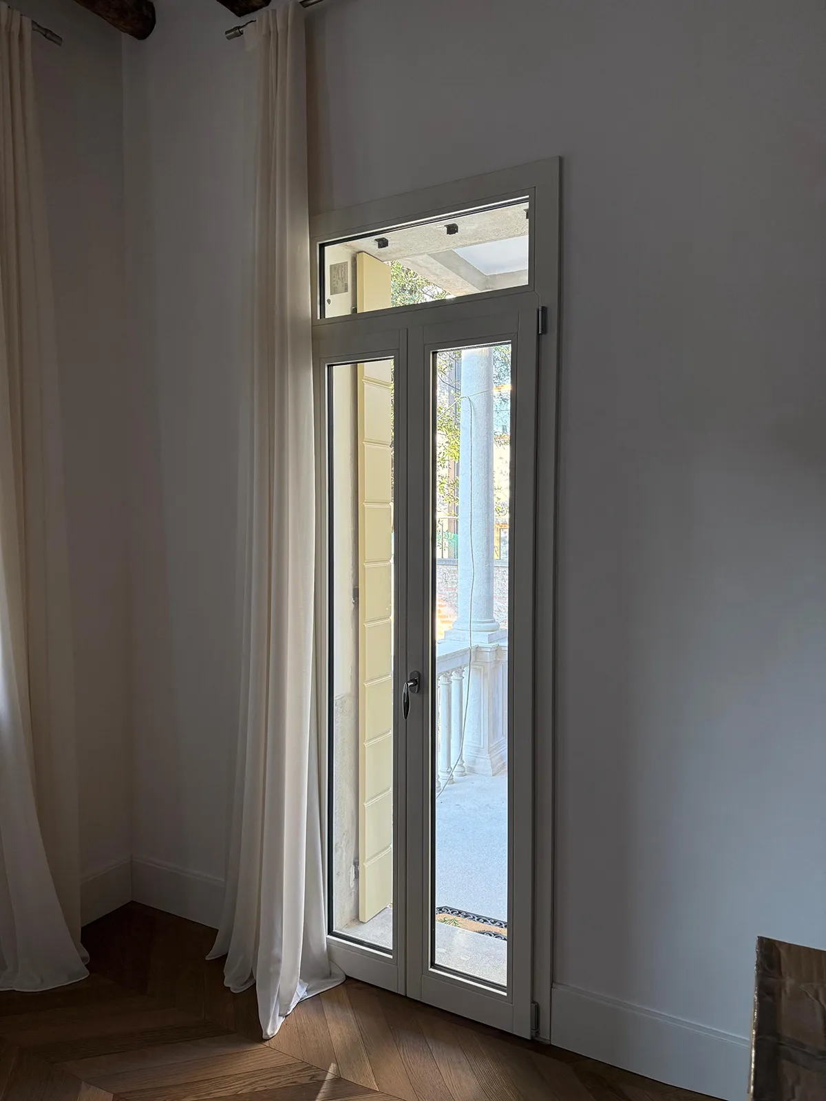 Nuovi infissi per Palazzo a Lido di Venezia