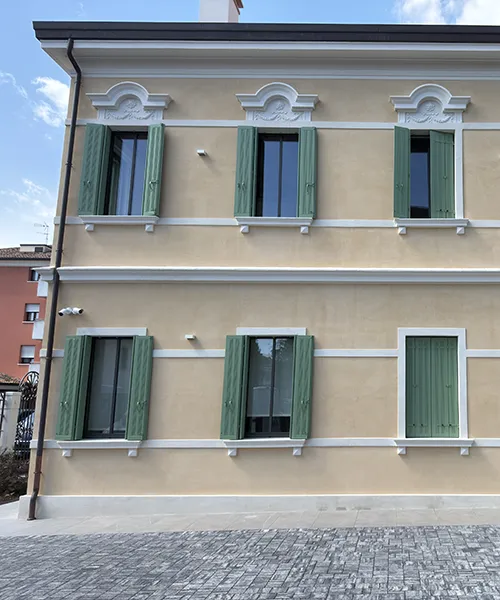Realizzazione e posa scuri in legno a Treviso
