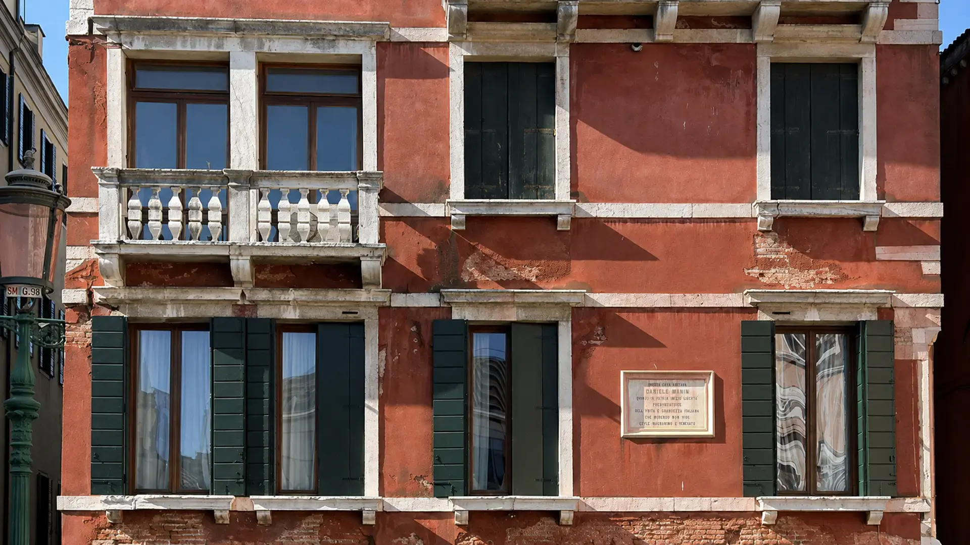 Produzione e posa di scuri in legno